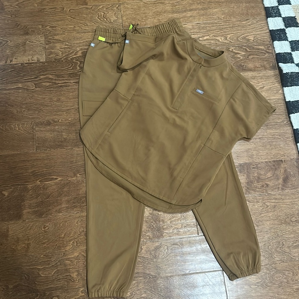 Figs Womens Scrub Set Small top and medium Tall jogger bottoms. EUC!!